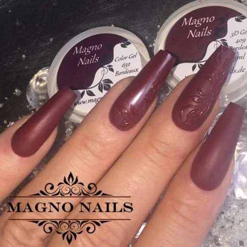 Matte Nägel mit Schnörkel in Bordeaux