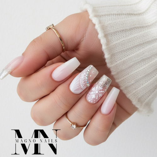 Preview: Kurze Winter Nägel - Uhr Schneeflocken Nageldesigln Ideen