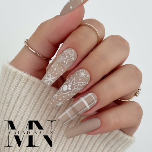 Preview: Beige Nude Winternägel mit Lebkuchen Renntier