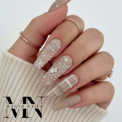 Beige Nude Winternägel mit Lebkuchen Renntier