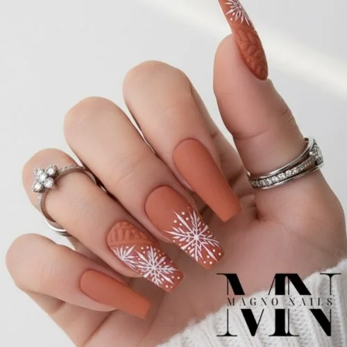 Rotbraunes UV Gel - Matte Nägel mit Schneeflocken peach nude