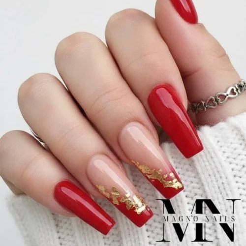 Rote Nägel - mit Gold Flakes Goldfolie Nageldesign Ideen
