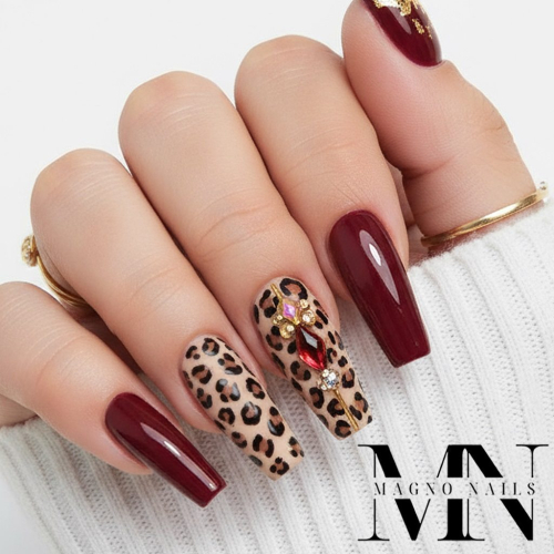 Preview: Weinrote Luxus Nägel mit Strasssteinen und Leo Design