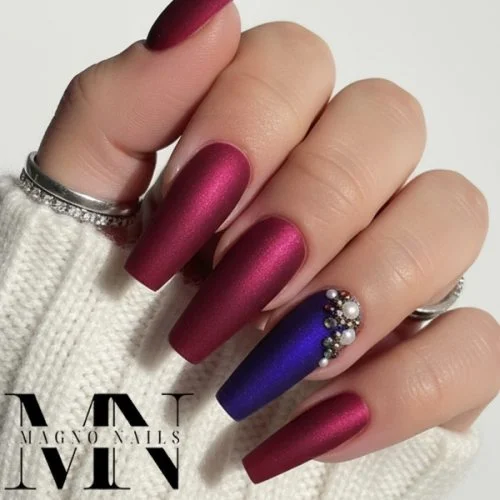 Metallic Nageldesign in matt Weinrot Königsblau