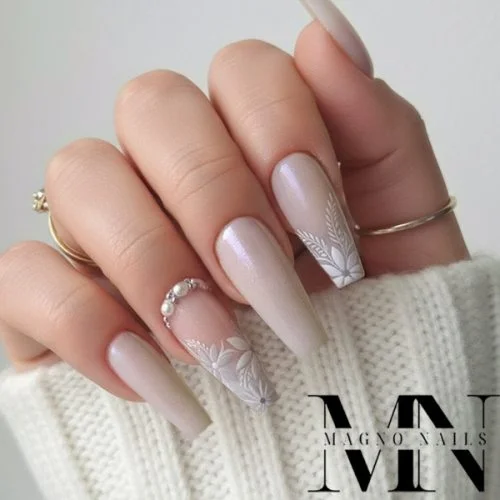 Sommer Blumen Nageldesign Ideen - Grau beige Nude Nägel
