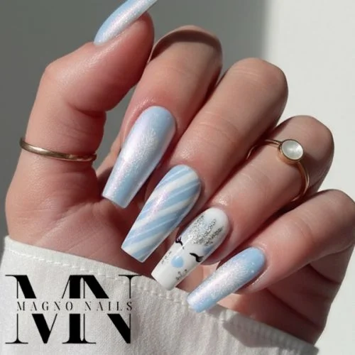 Hellblaue Metallic Perlmutt Perl UV Gel - Nageldesign Ideen mit Renntier