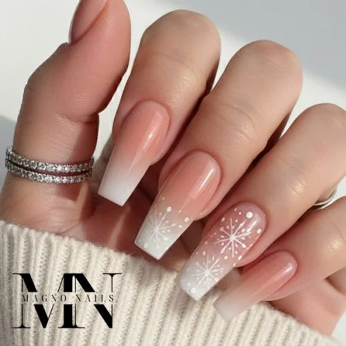 Babyboomer Nageldesign mit Schneeflocken - Nude Cover Gel