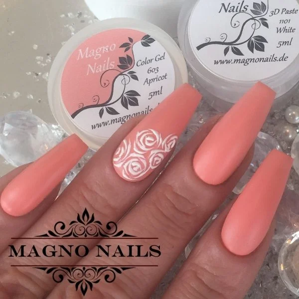 Apricot Nageldesign Ideen mit Schnörkel