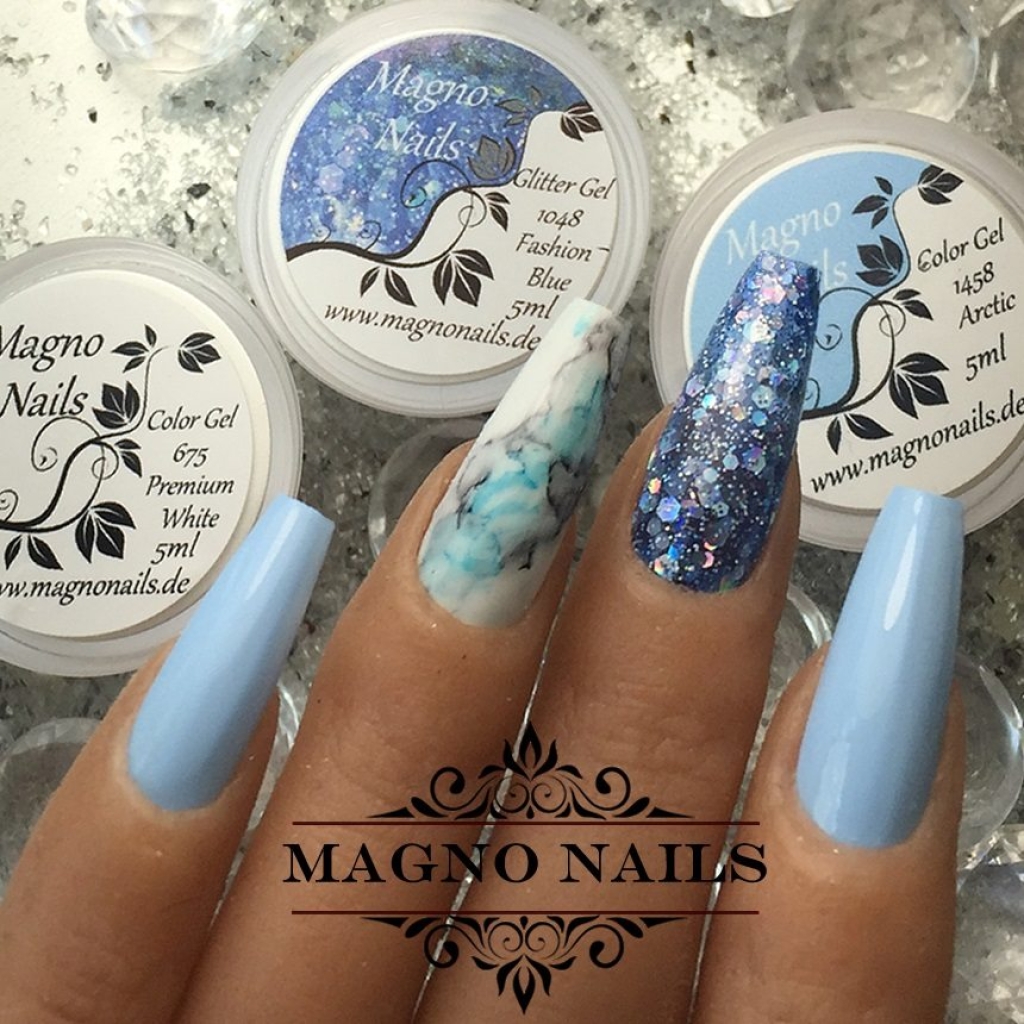 Sommernägel Marmortechnik Blau Pailetten Glitter Nägel