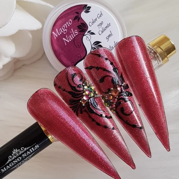 Rote Nägel mit Schnörkel -Nageldesign Ideen