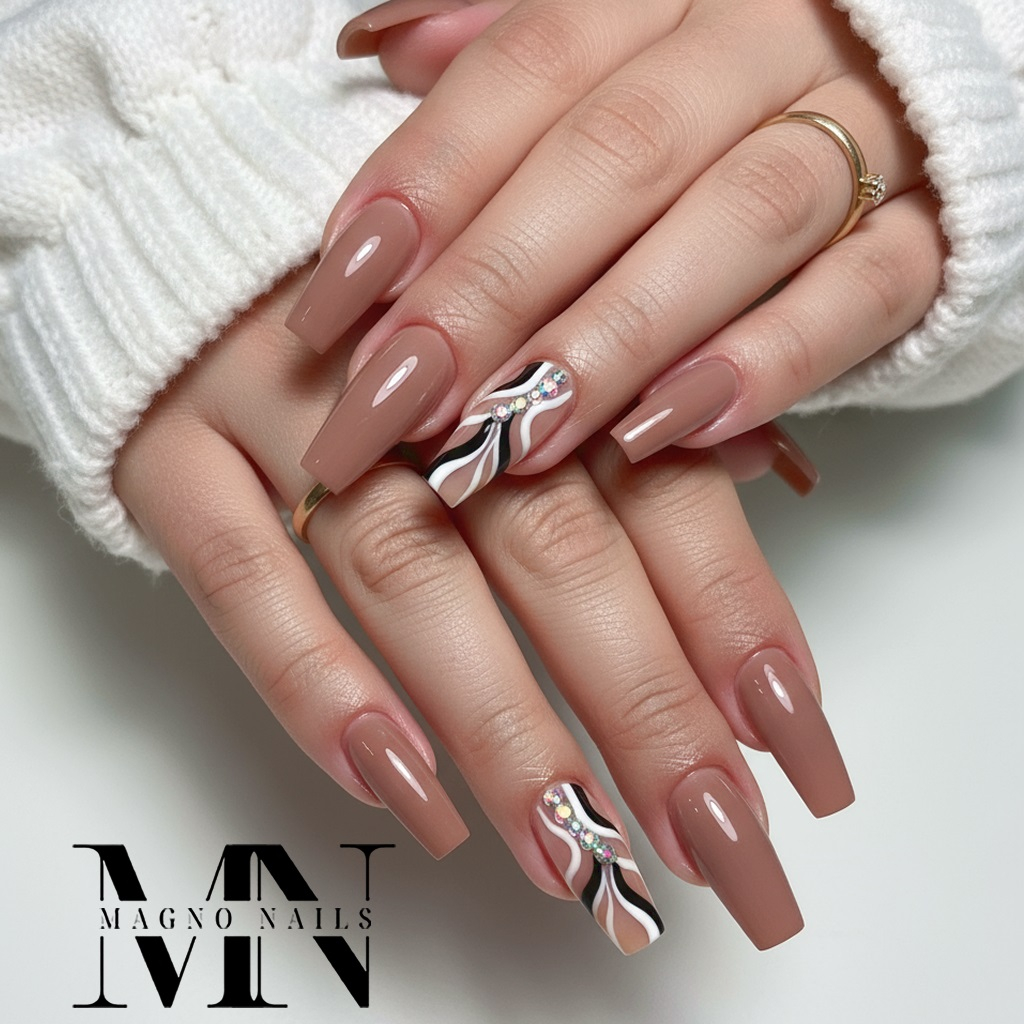 Dark Nude Make Up - Luxus Nägel mit Wellendesign Strasssteinen