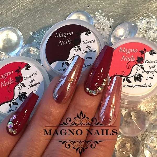 Weinrot mit Chrome und Strasssteinen
