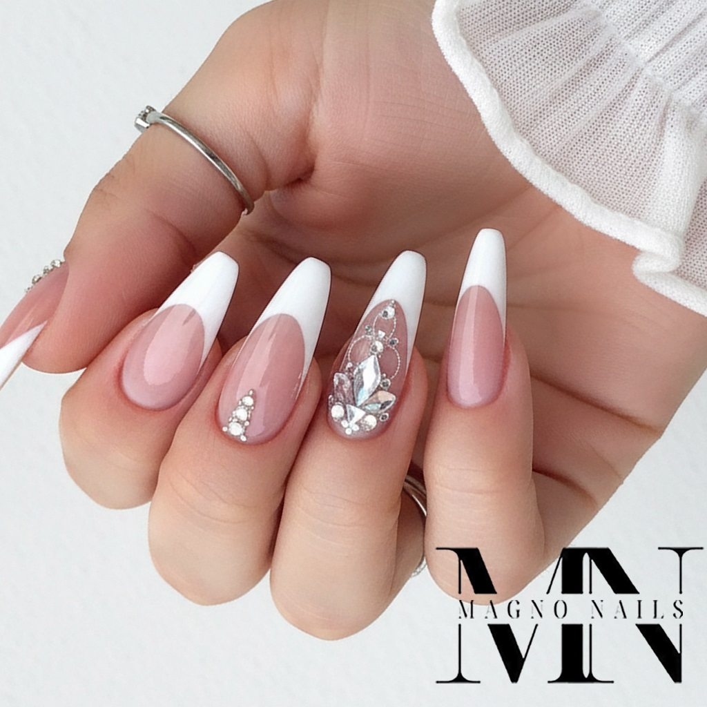Dark Nude Edel Nageldesign mit Strasssteinen - Russische Mandel