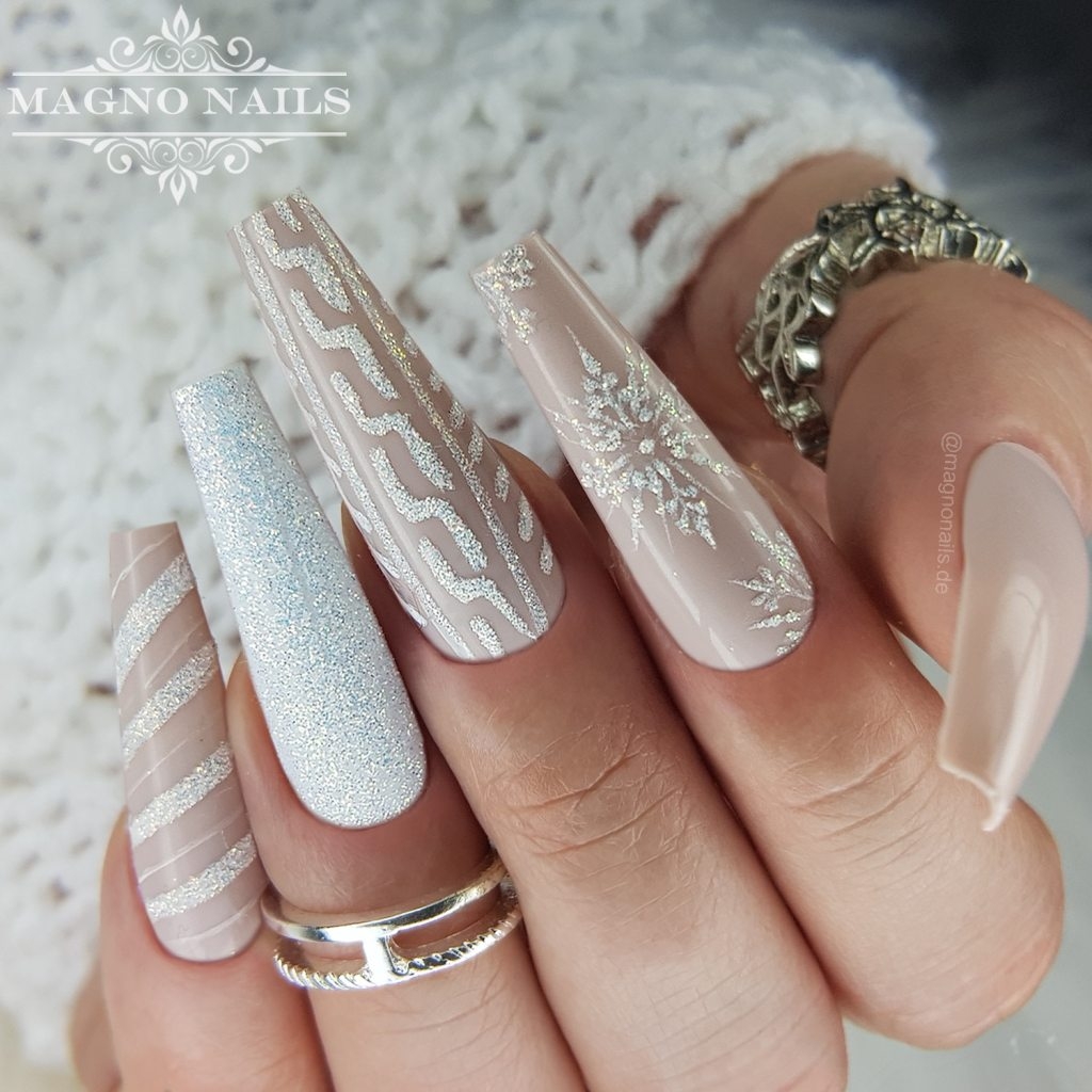 Nude Weiß Strickmuster Herbstnägel Autumn Nageldesign Ideen Nägelideen passende Muster Herbst