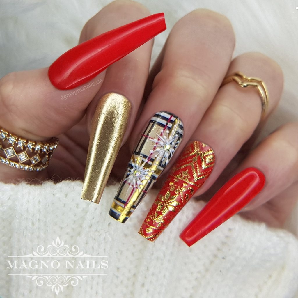 Weihnachtsnägel Rot Beige Gold Nail Art winternägel Winter Nageldesign Ideen