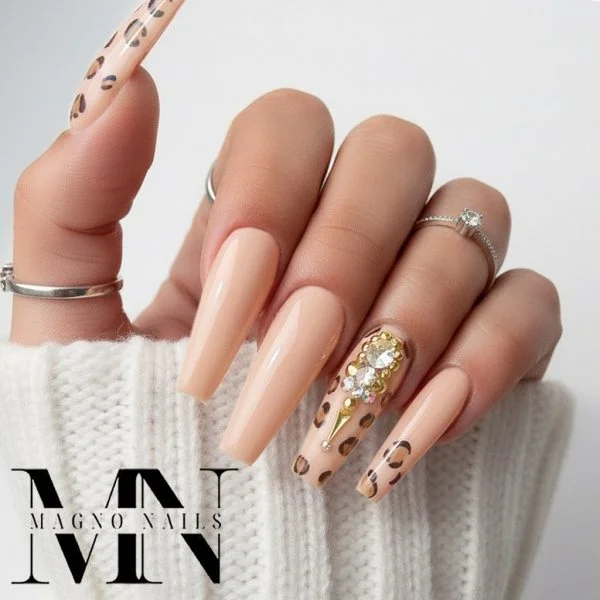 Beige Sand Nägel - Nageldesign mit Leomuster Leonägel