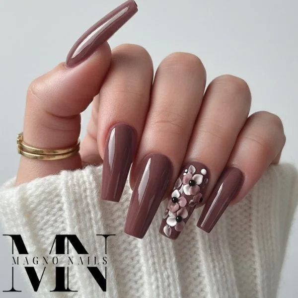 Dunkelbraune Luxus Nägel mit 3D Blumen aus Plastline