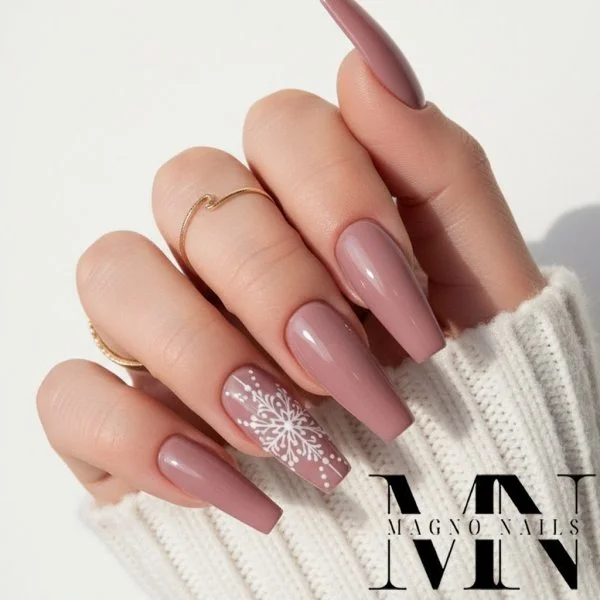 Winter Nägel schlicht Nude mit einer Schneeflocke