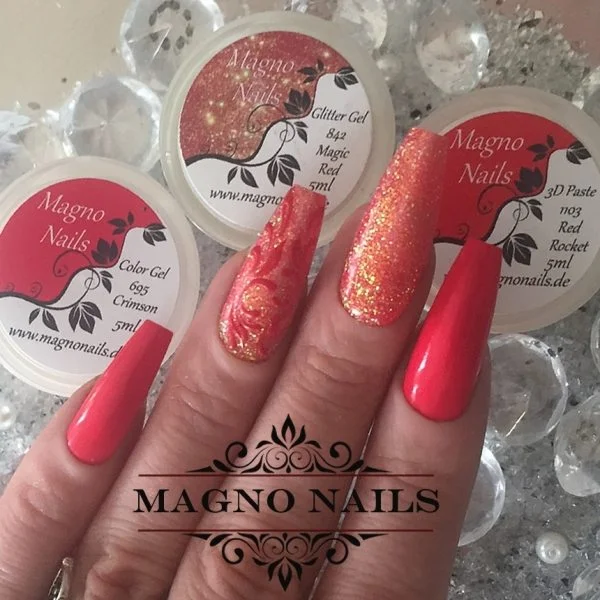 Rote Näge mit Glitter und Schnörkel