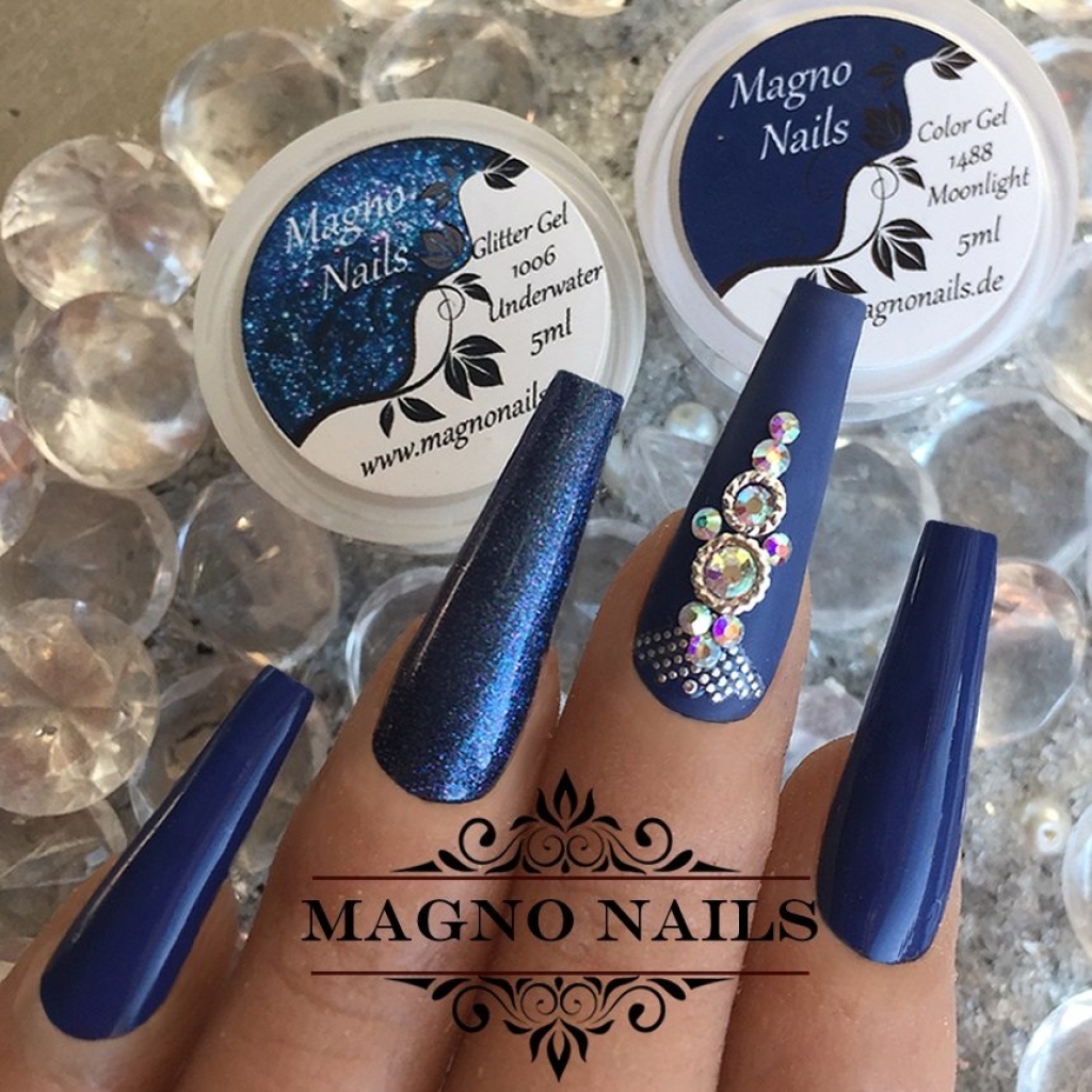 Nageldesign Ideen mit dunkelblaue und Strasssteinen
