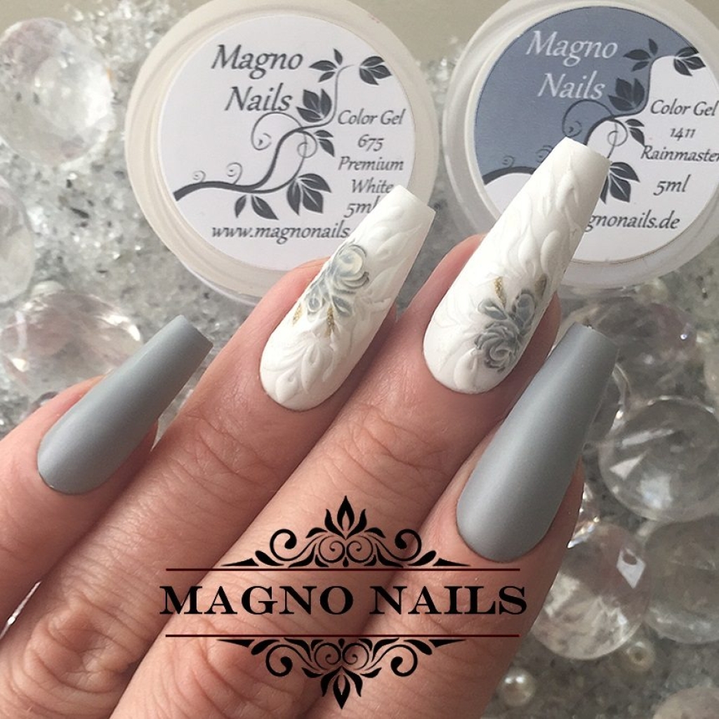 Grau weiße Nägel matt mit Schnörkel und Sticker