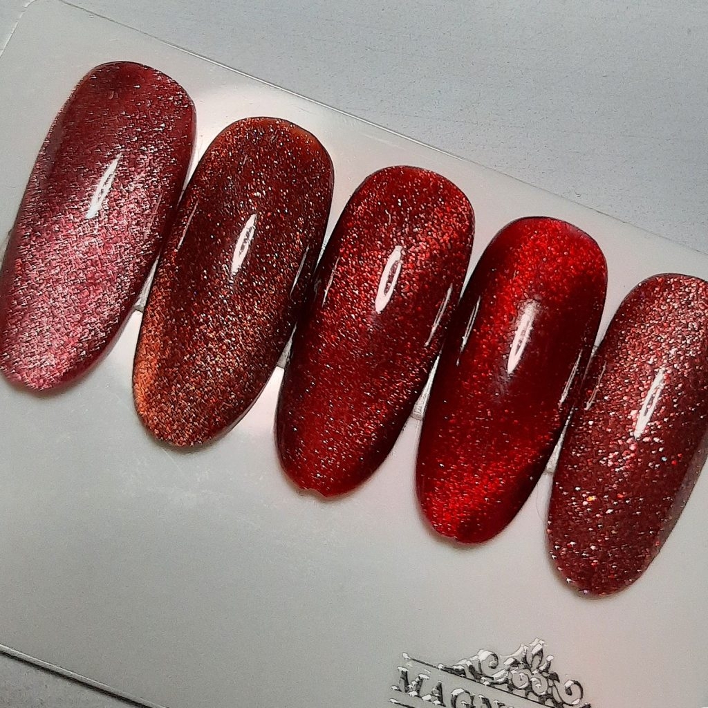 Nageldesign Ideen Rote Cateye verschiedene Effekte Glitzer