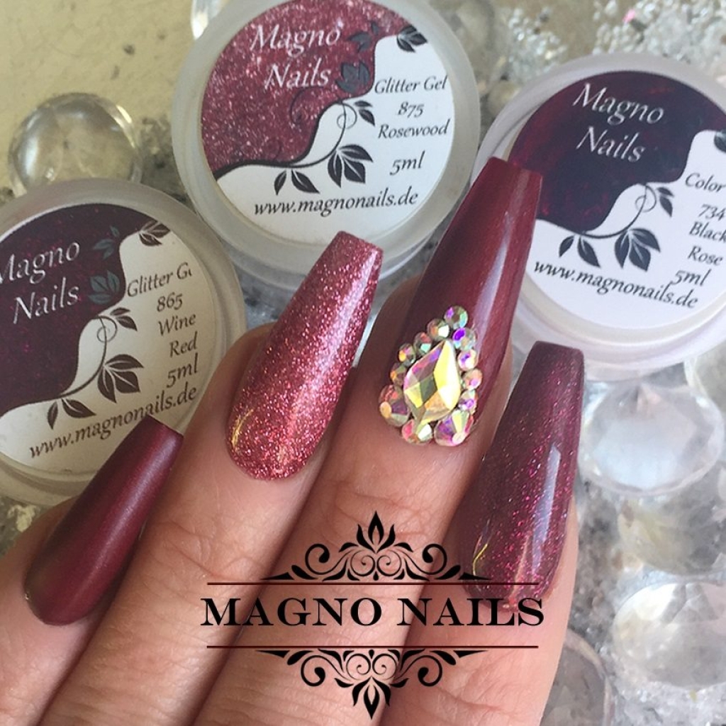 Winternägel - Nail Art Ideen - Nageldesign Dunkelrot altrose Strasssteine Overlays