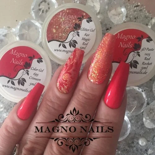 Rote Näge mit Glitter und Schnörkel