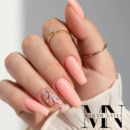 Nageldesign Ideen mit Make UP Neon Peach Pink mit Strasssteinen