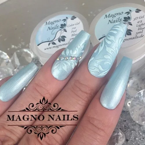 Nageldesign Ideen - Hellblaue Näge mit Schnörkel