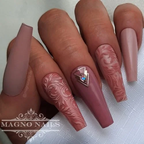 Nude Beige Schnörkel Herbstnägel Autumn Nageldesign Ideen Nägelideen passende Muster Herbst