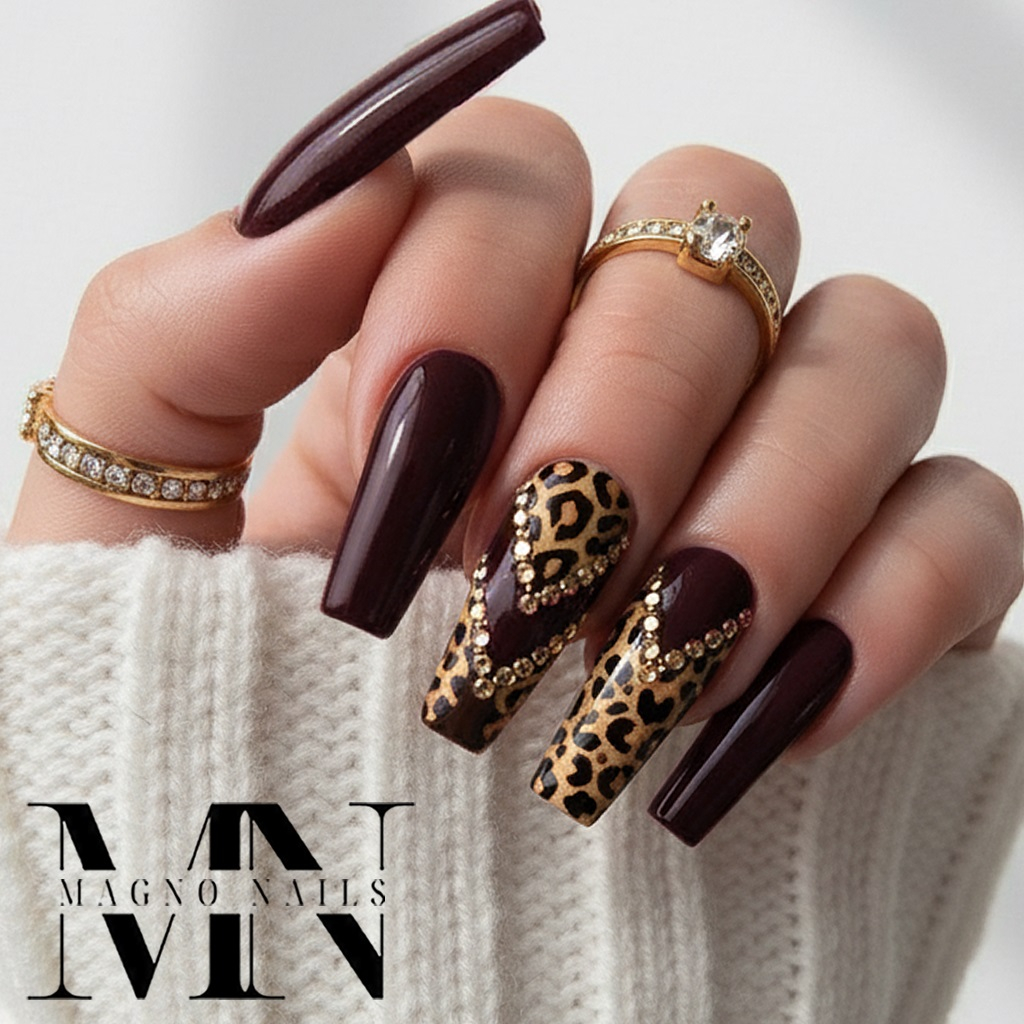 Luxus Nägel - Nageldesign dunkelrot dunkelbraun Leo Strass