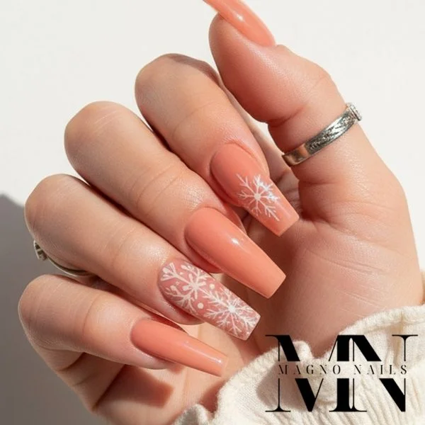 Farbgel -Rosa Peach Nageldesign Winternägel Schneeflocken