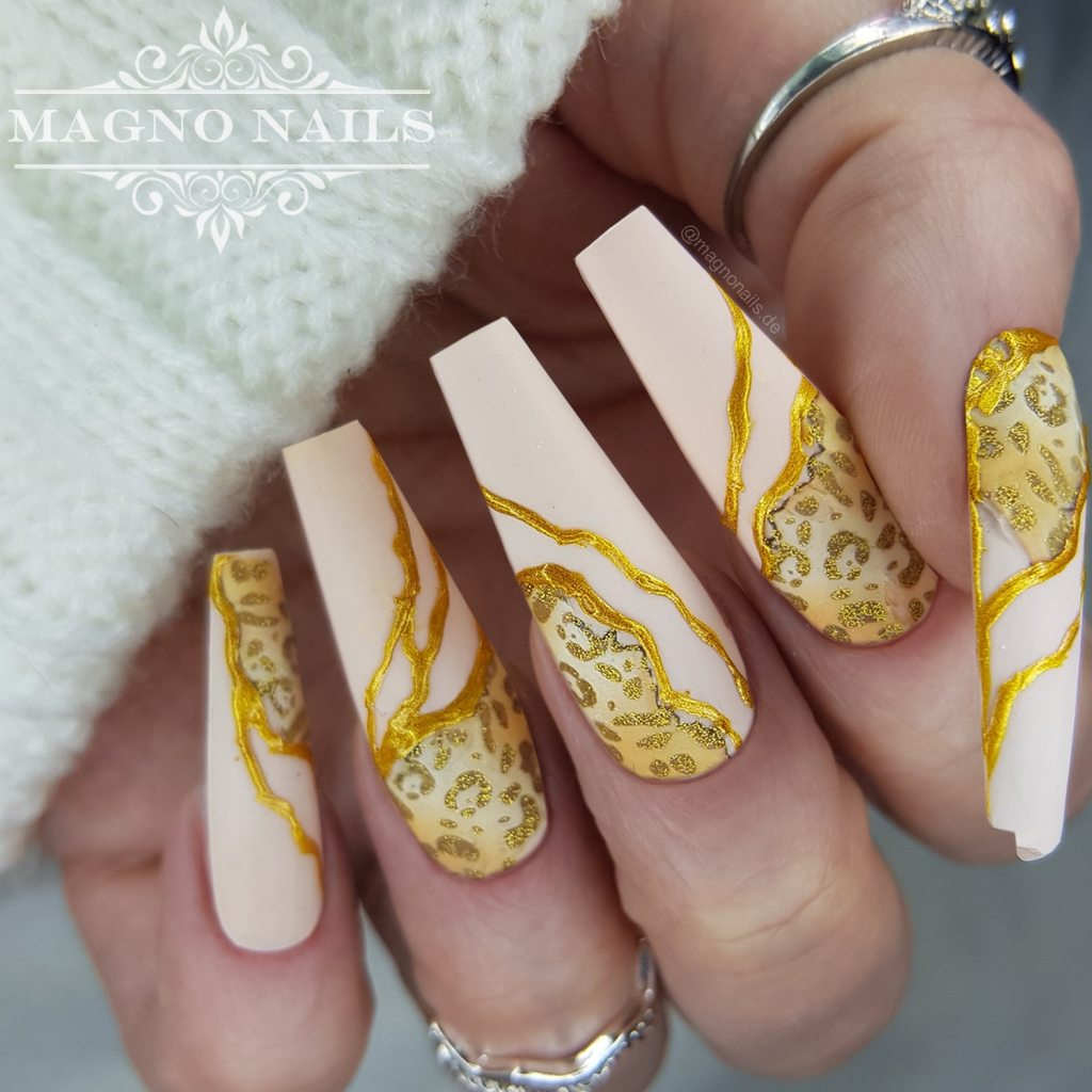Beige Leomuster Gold Herbstnägel Nageldesign Ideen - Nails